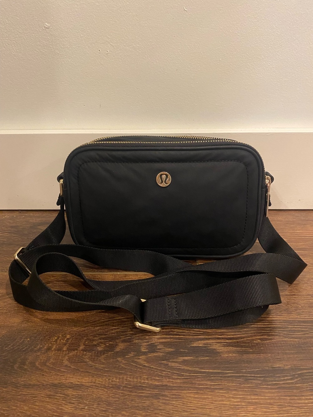 Lululemon 2L crossbody bag black and gold